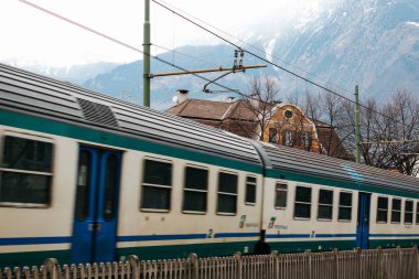 Merano, İtalya - 03 20 2013: Merano, İtalyan Alpen cityscape kışın, tren istasyonuna sokaklarında görünümünü
