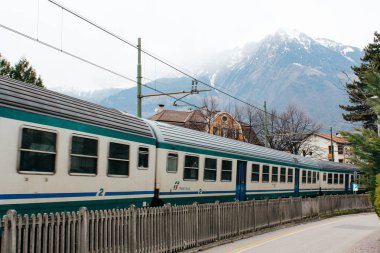 Merano, İtalya - 03 20 2013: Merano, İtalyan Alpen cityscape kışın, tren istasyonuna sokaklarında görünümünü