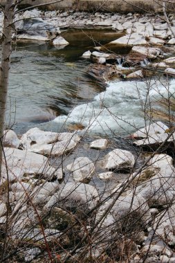 Merano, İtalya - 03 20 2013: Merano, İtalyan Alpen cityscape kışın dağ nehir sokaklarında görünümünü