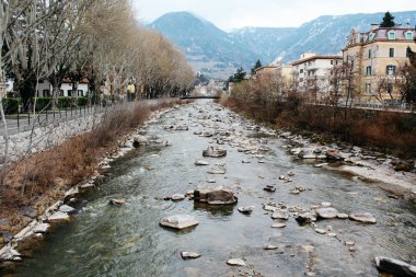 Merano, İtalya - 03 20 2013: Merano, İtalyan Alpen cityscape kışın dağ nehir sokaklarında görünümünü
