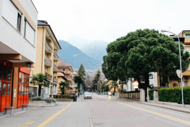 Merano, İtalya - 03 20 2013: Merano, İtalyan Alpen cityscape kışın sokaklarında görünümünü