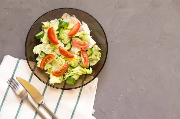 Ensalada Saludable Verduras Tomates Pepinos Iceberg Cubiertos Cocina Toalla Gris —  Fotos de Stock