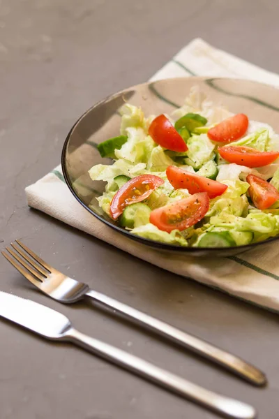 Ensalada Saludable Verduras Tomates Pepinos Iceberg Cubiertos Cocina Toalla Gris —  Fotos de Stock