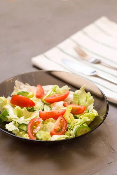 Ensalada Saludable Verduras Tomates Pepinos Iceberg Cubiertos Cocina Toalla Gris —  Fotos de Stock