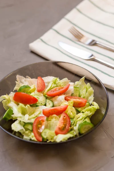 Ensalada Saludable Verduras Tomates Pepinos Iceberg Cubiertos Cocina Toalla Gris —  Fotos de Stock