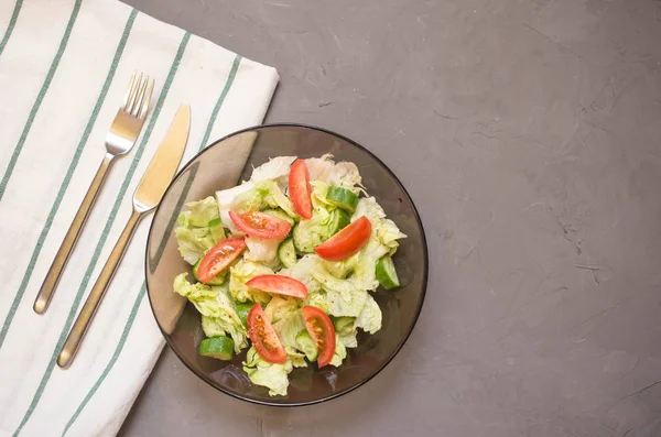 Ensalada Saludable Verduras Tomates Pepinos Iceberg Cubiertos Cocina Toalla Gris —  Fotos de Stock