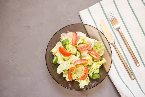 Ensalada Saludable Verduras Tomates Pepinos Iceberg Cubiertos Cocina Toalla Gris —  Fotos de Stock