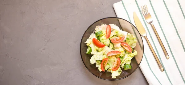 Ensalada Saludable Verduras Tomates Pepinos Iceberg Cubiertos Cocina Toalla Gris —  Fotos de Stock