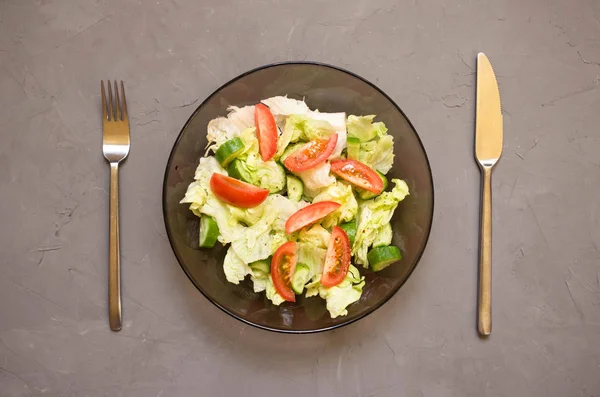 Ensalada Saludable Verduras Frescas Tomates Pepinos Iceberg Cubertería Fondo Gris —  Fotos de Stock