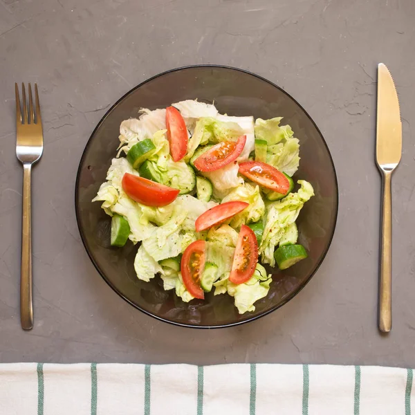 Ensalada Saludable Verduras Tomates Pepinos Iceberg Cubiertos Cocina Toalla Gris —  Fotos de Stock