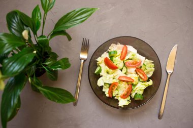 sağlıklı salata, sebze, domates, salatalık, buzdağı çatal bıçak takımı spatifilyum gri arka plan üstten görünüm