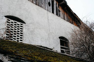 Prato allo Stelvio, İtalya - 03 24 2013: İtalyan Prato allo Stelvio kışın sokaklarında görünümünü.