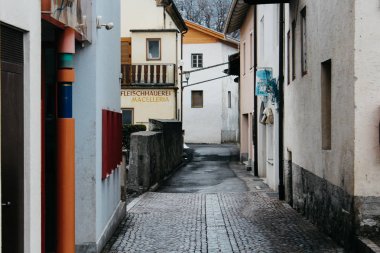 Prato allo Stelvio, İtalya - 03 24 2013: İtalyan Prato allo Stelvio kışın sokaklarında görünümünü.