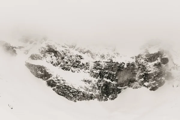 Smuk Overskyet Udsigt Alpeb Bjerge Vinteren Tåge - Stock-foto
