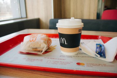 Moskova, Rusya - 11 18 2018: Hamburger menü Mcdonald's Restoran, kahve, çizburger. Fastfood ve önemsiz gıda