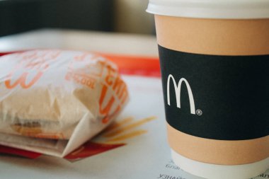 Moskova, Rusya - 11 18 2018: Hamburger menü Mcdonald's Restoran, kahve, çizburger. Fastfood ve önemsiz gıda