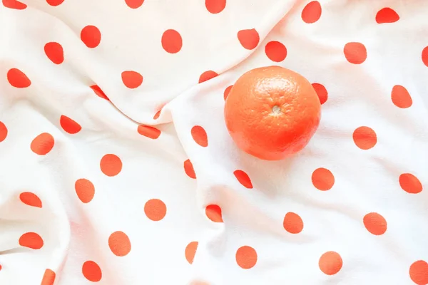 Mandarina Clementina Sobre Fondo Blanco Con Patrón Círculo Naranja Similar —  Fotos de Stock