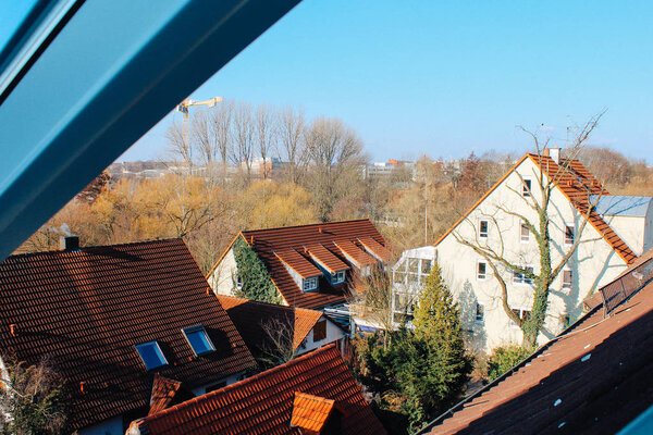 Нюрнберг, Германия - 04 01 2013: вид на черепичные крыши из окна чердака в солнечный день
