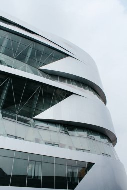 Stuttgart, Almanya - 03 31 2013: Mercedes-Benz Müzesi sergiler ve Ayrıntılar