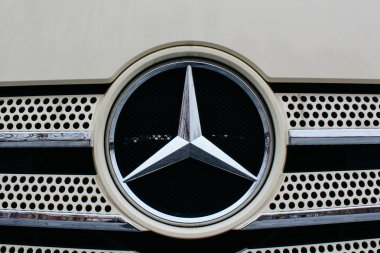 Stuttgart, Almanya - 03 31 2013: Mercedes-Benz Müzesi sergiler ve Ayrıntılar