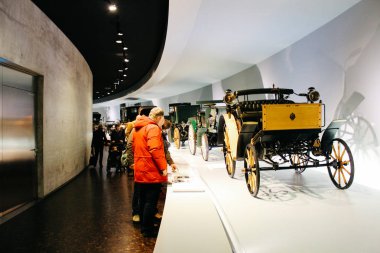 Stuttgart, Almanya - 03 31 2013: Mercedes-Benz Müzesi sergiler ve Ayrıntılar