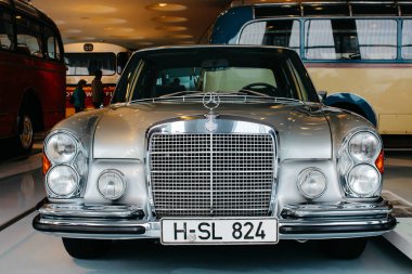 Stuttgart, Almanya - 03 31 2013: Mercedes-Benz Müzesi sergiler ve Ayrıntılar