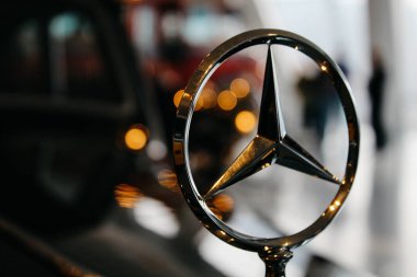 Stuttgart, Almanya - 03 31 2013: Mercedes-Benz Müzesi sergiler ve Ayrıntılar