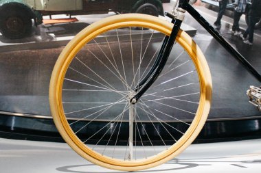 Stuttgart, Almanya - 03 31 2013: Mercedes-Benz Müzesi sergiler ve Ayrıntılar