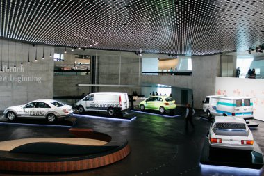 Stuttgart, Almanya - 03 31 2013: Mercedes-Benz Müzesi sergiler ve Ayrıntılar