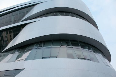 Stuttgart, Almanya - 03 31 2013: Mercedes-Benz Müzesi sergiler ve Ayrıntılar