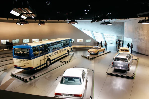 Stuttgart, Almanya - 03 31 2013: Mercedes-Benz Müzesi sergiler ve Ayrıntılar
