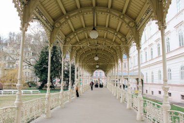 Karlovy Vary - 04 01 2013: Görünümünü sokaklarda Karlsbad, Çek Cumhuriyeti. Colonnade
