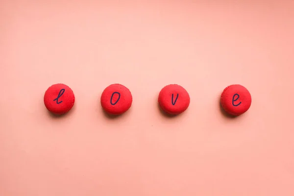 Una Parola Amore Sui Quattro Amaretti Rosa Fondo Corallo — Foto Stock