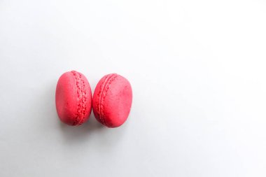 İki pembe macaroons ateşin üzerinde mavi arka plan, çok az gıda kavramı