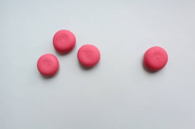 üstten görünüm dört pembe macaroons hafif bir arka plan üzerinde