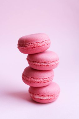 Arka plan, çok az gıda kavramı üzerinde bir ışık dört pembe macaroons pembe