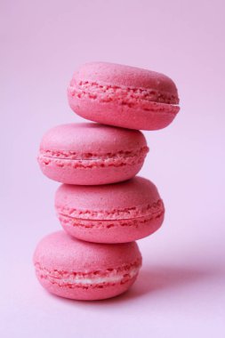Arka plan, çok az gıda kavramı üzerinde bir ışık dört pembe macaroons pembe