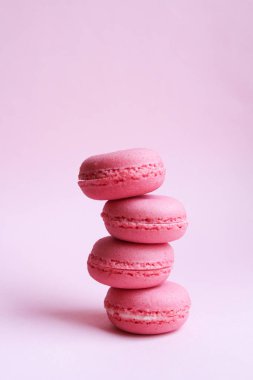 Arka plan, çok az gıda kavramı üzerinde bir ışık dört pembe macaroons pembe