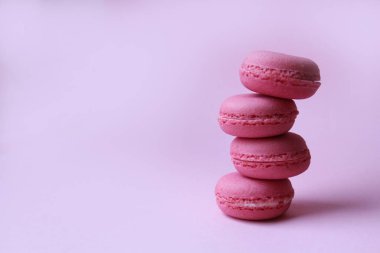Arka plan, çok az gıda kavramı üzerinde bir ışık dört pembe macaroons pembe
