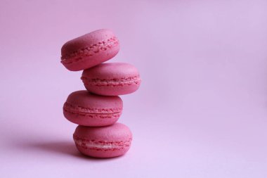Arka plan, çok az gıda kavramı üzerinde bir ışık dört pembe macaroons pembe