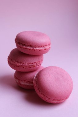 Arka plan, çok az gıda kavramı üzerinde bir ışık dört pembe macaroons pembe