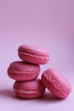 Arka plan, çok az gıda kavramı üzerinde bir ışık dört pembe macaroons pembe