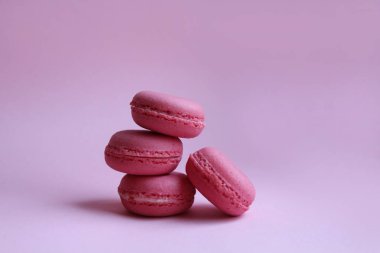 Arka plan, çok az gıda kavramı üzerinde bir ışık dört pembe macaroons pembe
