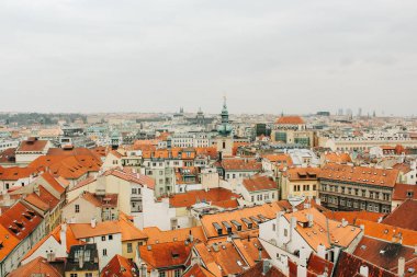 Prague, Çek Cumhuriyeti - 04 02 2013: Mimarlık, binalar ve dönüm noktası. Eski bir şehir, üstten görünüm çatı kiremit