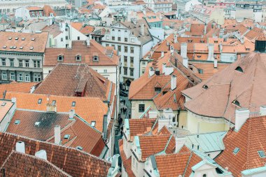 Prague, Çek Cumhuriyeti - 04 02 2013: Mimarlık, binalar ve dönüm noktası. Eski bir şehir, üstten görünüm çatı kiremit