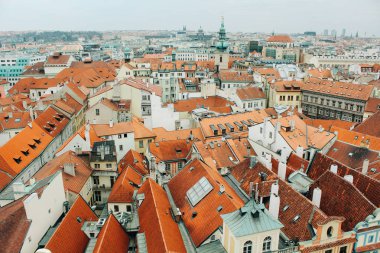 Prague, Çek Cumhuriyeti - 04 02 2013: Mimarlık, binalar ve dönüm noktası. Eski bir şehir, üstten görünüm çatı kiremit