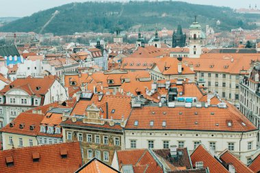 Prague, Çek Cumhuriyeti - 04 02 2013: Mimarlık, binalar ve dönüm noktası. Eski bir şehir, üstten görünüm çatı kiremit