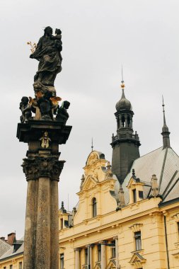 Prague, Çek Cumhuriyeti - 04 02 2013: Praha sokaklarında bir bakış. Heykeller ve anıtlar