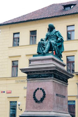 Prague, Çek Cumhuriyeti - 04 02 2013: Praha sokaklarında bir bakış. Heykeller ve anıtlar