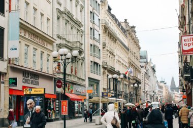 Prague, Çek Cumhuriyeti - 04 02 2013: Praha sokaklarında bir bakış. Binalar ve Simgesel Yapı.